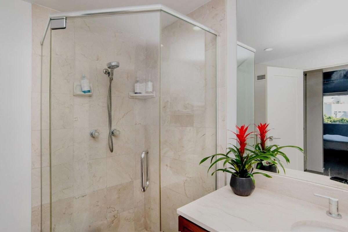 On Sunset Blvd - 5 Star Retreat *