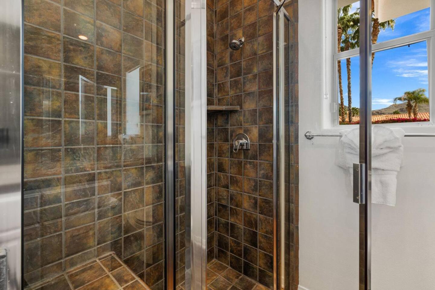 On Sunset Blvd - 5 Star Retreat *